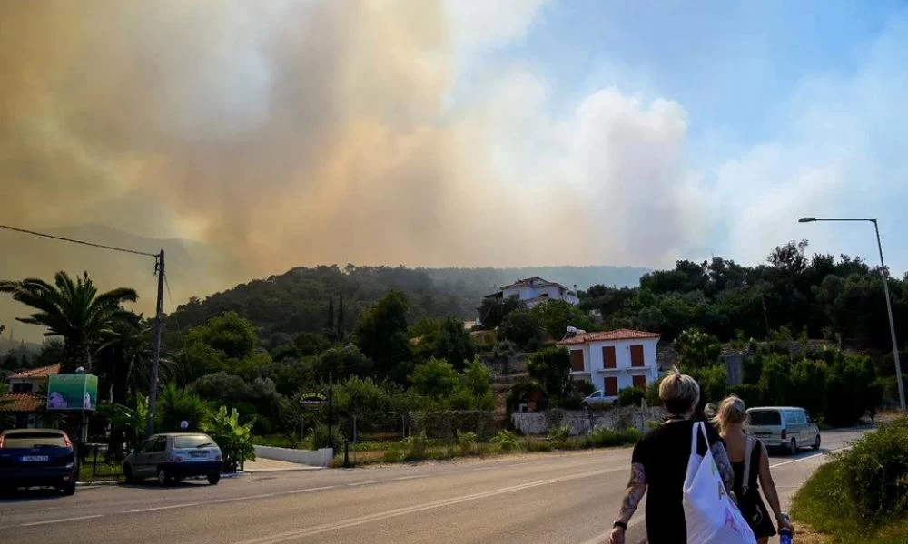 Φωτιά στη Σάμο: Εκκενώθηκε το χωριό Κοκκάρι